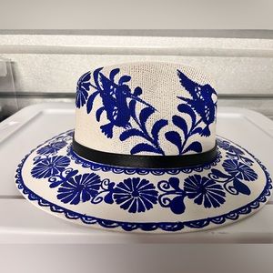 Artisanal white blue hat